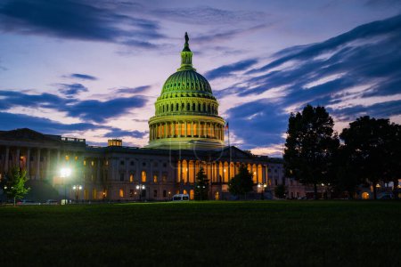 Foto de Capitolio muestra la democracia en EE.UU. Washington DC, Capitolio edificio EE.UU.. Corte Suprema, monumento a Washington. Congreso de Estados Unidos. Capitolio es simbólico de EE.UU. - Imagen libre de derechos