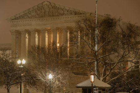 Téléchargez les photos : Cour suprême des États-Unis en hiver. Photo de nuit de la Cour suprême des États-Unis à Washington DC dans la neige. Bâtiment SCOTUS dans la neige. Capitole de l'hiver, Washington DC - en image libre de droit