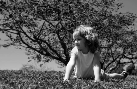 Téléchargez les photos : Portrait de petit garçon dans le parc naturel d'été - en image libre de droit
