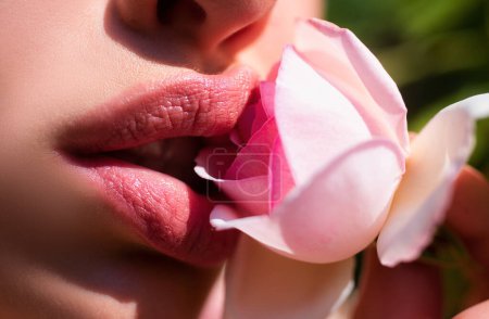 Foto de Primeros planos hermosos labios de mujer con lápiz labial natural. Abre la boca con rase. Cosmetología, concepto de maquillaje de moda. Belleza apasionada beso flores - Imagen libre de derechos