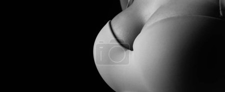 Foto de Lingerie model. Women breasts. Sexy breas, boobs in bra, sensual tits. Beauty slim female body. Closeup of sexy girl boob in black bra, copy space - Imagen libre de derechos