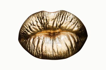 Téléchargez les photos : Les lèvres dorées des femmes se ferment isolées sur fond blanc. Or bouche sexy - en image libre de droit