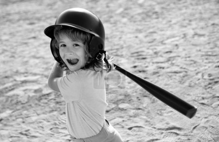 Foto de Emocionado jugador de béisbol infantil enfocado listo para batear. Niño sosteniendo un bate de béisbol - Imagen libre de derechos