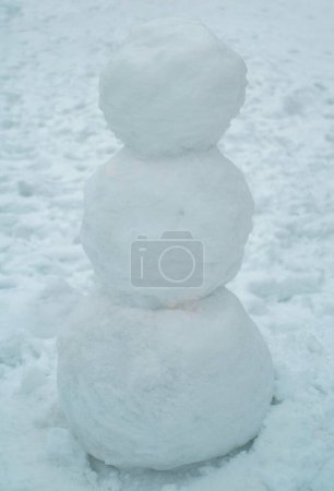 Téléchargez les photos : Le bonhomme de neige de Noël approche. Snowman outdoor - espace de copie - en image libre de droit