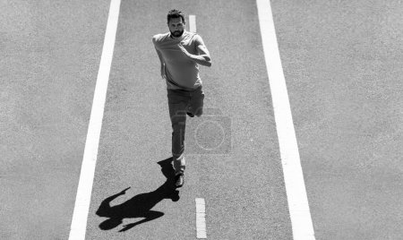 Foto de Hombre corriendo por la carretera del campo, entrenamiento de motivación deportiva. Concepto de corredor o corredor - Imagen libre de derechos