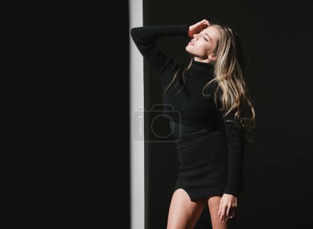 Foto de Beautiful young woman portrait on black. Sensual face of elegant female model in studio. Elegant lady. Sexy fashion girl - Imagen libre de derechos