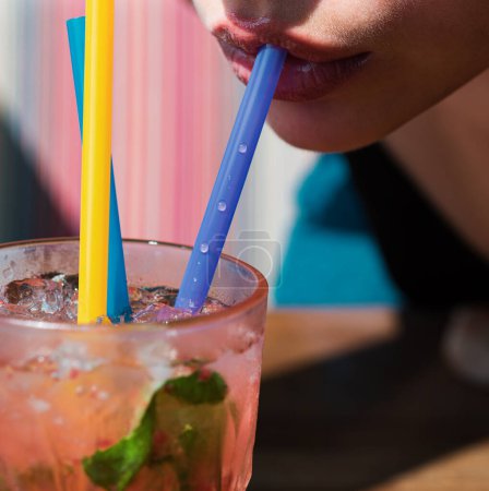 Téléchargez les photos : Fermer la paille dans la bouche. Cocktail de jus d'été. Paille dans les lèvres goût cocktail frais - en image libre de droit