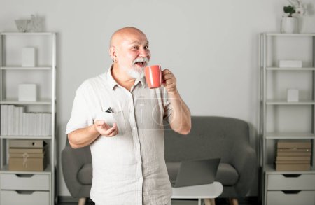 Foto de Trabajadora social, psicóloga. Viejo abuelo con taza de taza - Imagen libre de derechos