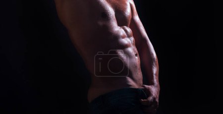 Foto de Modelo de hombre sin camisa musculoso mostrando seis abdominales. Modelo sexy gay - Imagen libre de derechos