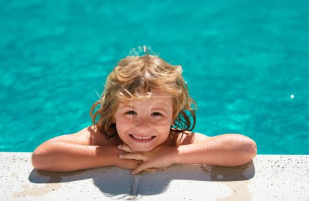 Foto de Niño relajarse en la piscina de verano. Un chico jugando al aire libre. Vacaciones de verano y concepto de estilo de vida saludable - Imagen libre de derechos