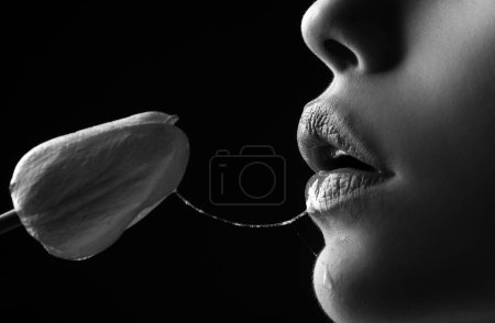 Téléchargez les photos : Le sexe oral, l'orgasme. Femme sexy bouche et fleurs. Fille lèvres avec tulipes - en image libre de droit