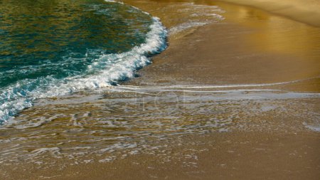 Foto de Océano u olas tropicales marinas. Fondo marino, paisaje marino. Playa tropical con olas, fondo natural. Copiar el espacio de vacaciones de verano y el concepto de viaje - Imagen libre de derechos