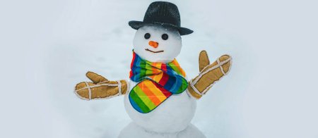 Téléchargez les photos : Bonhomme de neige à l'extérieur enneigé. Faire bonhomme de neige et plaisir d'hiver - en image libre de droit