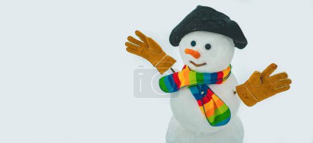 Téléchargez les photos : Bannière bonhomme de neige. Vue panoramique du bonhomme de neige heureux dans les paysages d'hiver avec espace de copie - en image libre de droit
