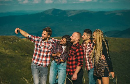 Foto de Grupo de amigos tomando un selfie en las montañas de la naturaleza. Estudiantes en vacaciones de verano - Imagen libre de derechos