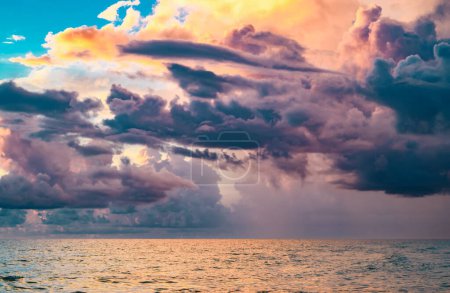 Foto de Puesta de sol en la playa tropical mar océano con nubes del amanecer. Banner para vacaciones de viaje. Paisaje cielo y reflejos rayos en el agua. Concepto cielo marino, puesta del sol colores nubes - Imagen libre de derechos