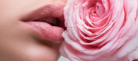 Téléchargez les photos : Belle femme lèvres avec rose. Gros plan macro photo d'une sexy lèvres pleines lumineuses avec texture de fourrure, bouche ouverte gros plan - en image libre de droit