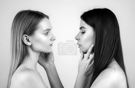 Foto de Lesbianas tolerante LGBT pareja mujeres relaciones amistosas. Novia beso - Imagen libre de derechos