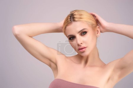 Foto de Close-up portrait of lovely pretty girl isolated over studio background. Beauty woman with perfect skin. Makeup and cosmetics. Natural makeup for beauty salon. Care cosmetics, face and body skin care - Imagen libre de derechos