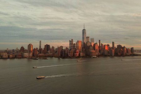 Foto de Rascacielos de edificios históricos de Nueva York. Viajar a América. Nueva York, EE.UU. Vista de Manhattan en Nueva York. Ciudad de Nueva York USA Midtown Manhattan skyline distrito financiero. Ciudad de Nueva York de drone. Vista aérea de Nueva York - Imagen libre de derechos