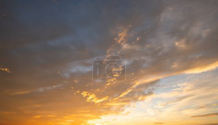 Foto de Fondo del amanecer. Dramático majestuoso paisaje puesta de sol. Cielo con nubes en el amanecer cielo luz fondo. Salida del sol con nubes de varias formas. Calma Cielo del amanecer y sol a través de las nubes - Imagen libre de derechos