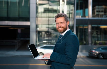 Téléchargez les photos : Portrait d'homme d'affaires. Homme d'affaires américain souriant PDG debout en dehors du lieu de travail de bureau - en image libre de droit