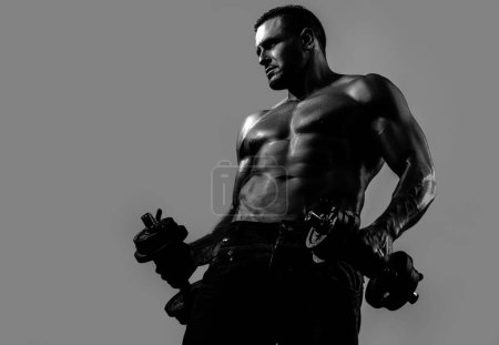 Foto de Cuerpo muscular sexy. Strong Fit Man Ejercicio con campanillas. Guy levantando pesas. Torso desnudo, desnudo - Imagen libre de derechos