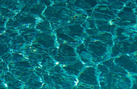 Foto de Agua rota en la piscina. Superficie de la piscina azul, fondo de agua - Imagen libre de derechos