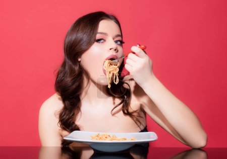 Téléchargez les photos : Des spaghettis. Cuisine italienne. Sexy girl manger des pâtes. Nourriture et menu. Cuisine italienne - en image libre de droit