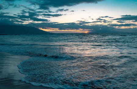Foto de Viajar vacaciones de verano fondo, concepto en la playa con el cielo soleado. Escena tropical de vacaciones en el mar. Naturaleza del paisaje marino - Imagen libre de derechos