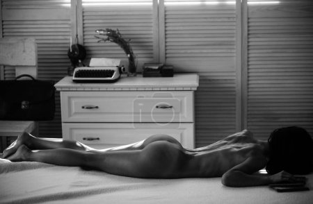 Téléchargez les photos : Enchanté. Femme sexy avec corps nu relaxant sur canapé de massage. Corps de femme nue dans le salon de soins du corps. Sensuelle fille avec ajustement corps mince détente après massage. Soins du corps ou du corps
. - en image libre de droit