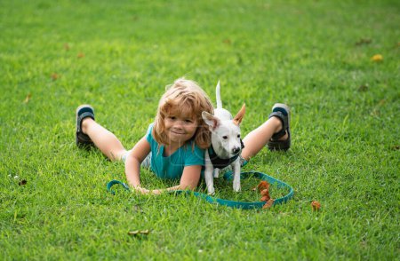 Foto de Niño con perro. Niño con cachorro. Amante perrito - Imagen libre de derechos