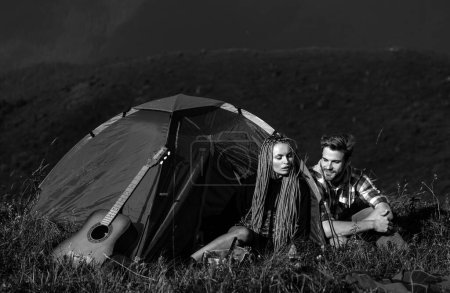 Foto de Pareja enamorada en el campamento al aire libre. Amor, gente, concepto de felicidad y estilo de vida - Imagen libre de derechos