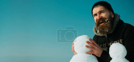 Foto de Primer plano retrato del hombre haciendo muñeco de nieve sobre fondo de invierno al aire libre. Hombre de nieve para bandera de invierno - Imagen libre de derechos