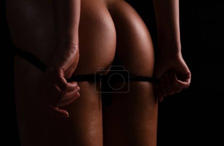 Téléchargez les photos : Sexy ass in bikini thong. Big butt closeup. Gentle lingerie. Beautiful buttocks - en image libre de droit