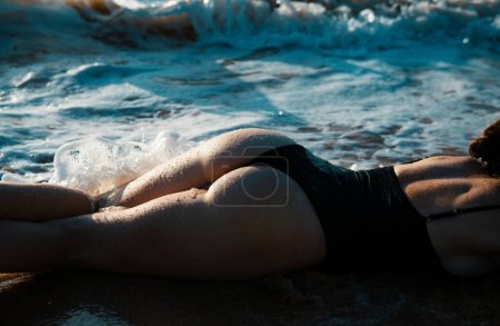 Foto de Hermoso cuerpo femenino en la playa, vacaciones y viajes en vacaciones de verano - Imagen libre de derechos
