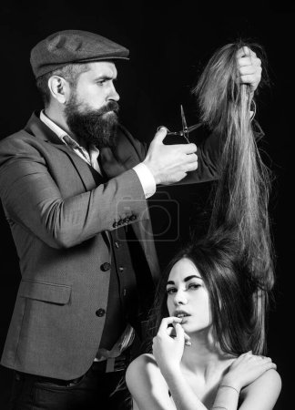 Foto de Peluquería barbuda hacer hairstail moda. Hermosa modelo con el pelo muy largo. Peluquería, salón de belleza - Imagen libre de derechos