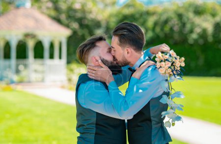 Boda de pareja gay. Gays besándose. Matrimonio gay, primer beso masculino. Vacaciones, Festivales y Eventos concepto lgbt