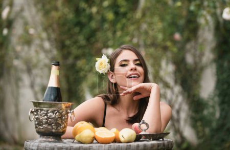 Téléchargez les photos : Belle fille sexy souriante heureuse dans le jardin manger des fruits tropicaux, vacances d'été - en image libre de droit