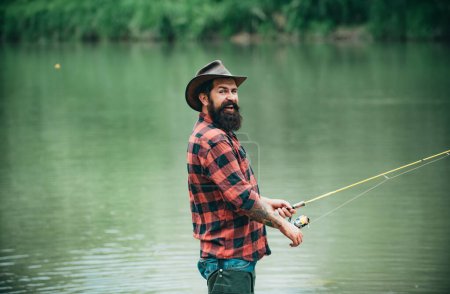 Téléchargez les photos : Pêcheur utilisant la canne à pêche dans la rivière de montagne. Un pêcheur à la mouche pêche la truite sauvage sur la rivière dans la forêt - en image libre de droit