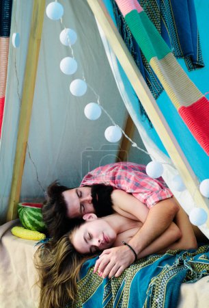 Téléchargez les photos : Couple sensuel dormir dans la tente. Paire de câlins amoureux dans le camping - en image libre de droit