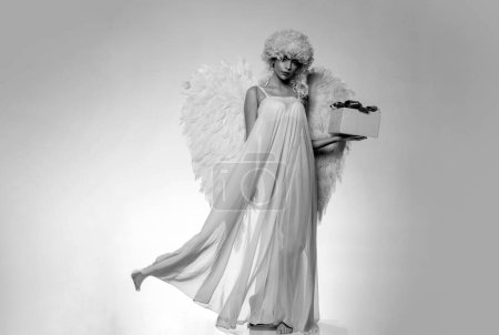 Foto de Símbolo de San Valentín. Mujer ángel con alas aisladas. Foto de arte de una mujer hermosa angelical - Imagen libre de derechos