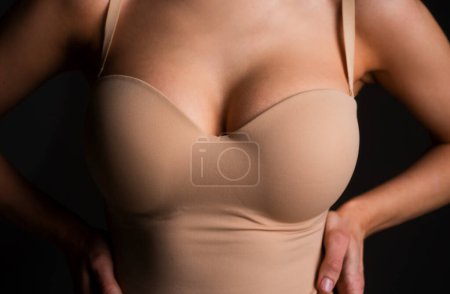 Téléchargez les photos : Women large breasts. Breas, boobs in bra, sensual tits. Beautiful slim female body. Sexy lingerie model - en image libre de droit