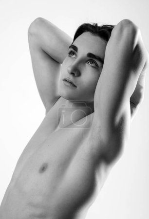 Foto de Musculoso joven con un torso desnudo - Imagen libre de derechos