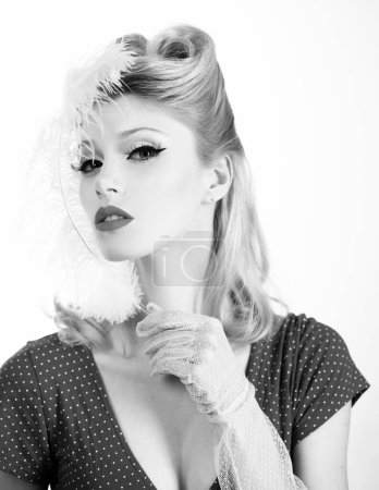 Téléchargez les photos : Portrait de belle jeune femme sexy avec maquillage vintage et coiffure. Pin-up girl. Style américain - en image libre de droit
