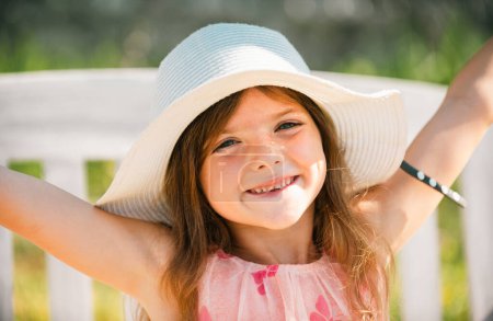 Foto de Happy child face. Child teen girl has summer joy. Happy day. Cute playful cheerful kid with funny face. Emotional portrait of a cheerful and positive smiling teen girl - Imagen libre de derechos