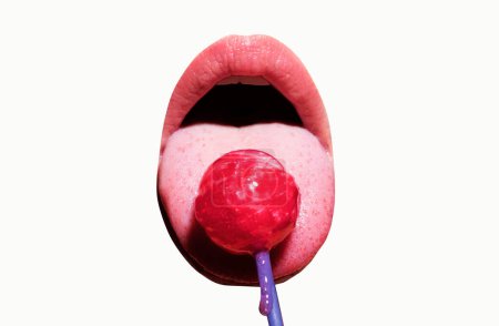 Téléchargez les photos : Sucette léchante à la bouche, lèvres rouges brillantes féminines et sucette rose bonbon isolée sur blanc - en image libre de droit