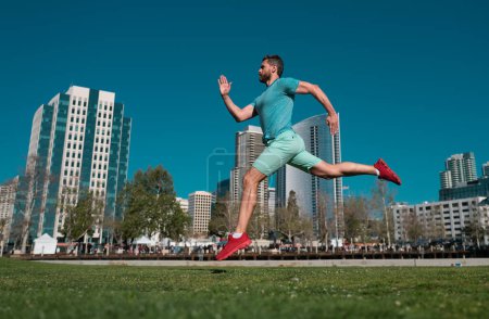 Foto de Joven atlético corriendo en San Diego - Imagen libre de derechos