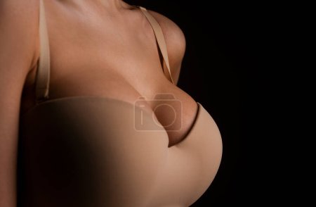 Téléchargez les photos : Women large breasts. Breas, boobs in bra, sensual tits. Beautiful slim female body. Lingerie model with sexy boob - en image libre de droit
