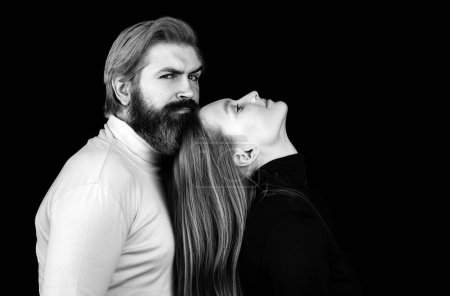 Téléchargez les photos : Portrait sensuel de couple de mode posant sur fond noir - en image libre de droit